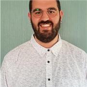 Historiador (con un máster en Historia Contemporánea), además de haber estudiado múltiples idiomas (inglés, portugués, italiano) y otras ciencias sociales (geografía, sociología, etc.)